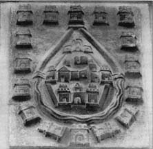 Escudo de la ciudad visible en la puerta del museo, antigua casa consistorial